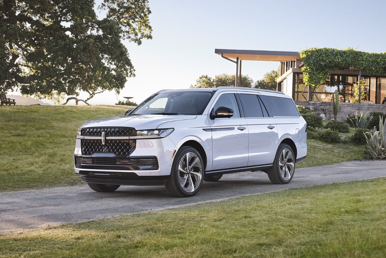 2027 Lincoln Navigator Performance